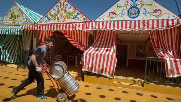 Piden cárcel para un abastecedor de casetas en la Feria de Abril por no dar de alta a los camareros