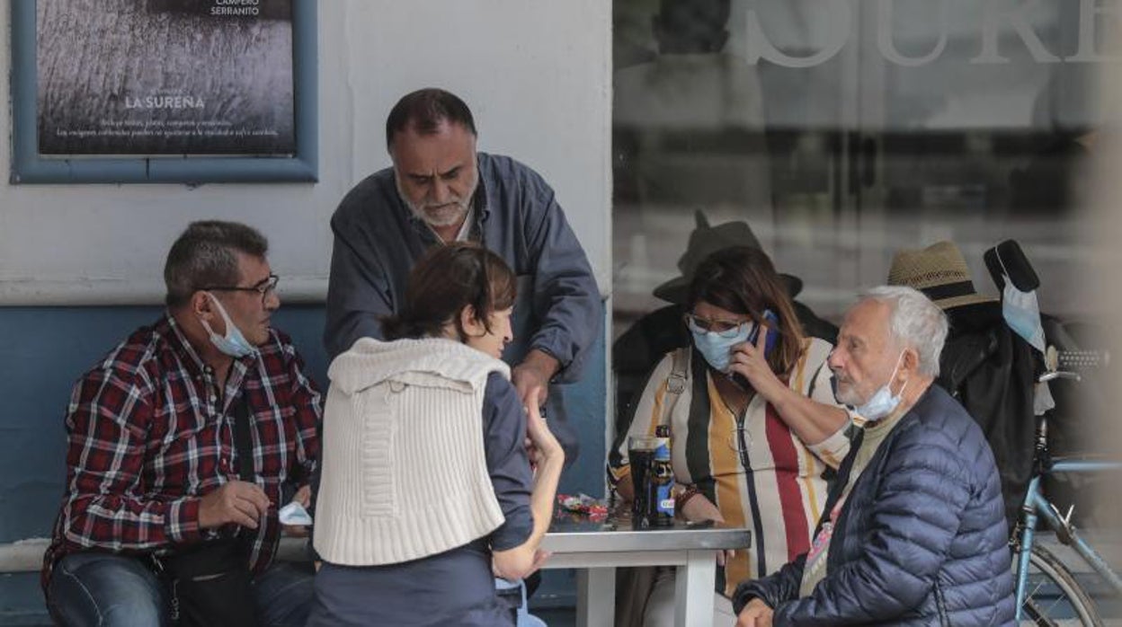 Clientes en una terraza de Sevilla