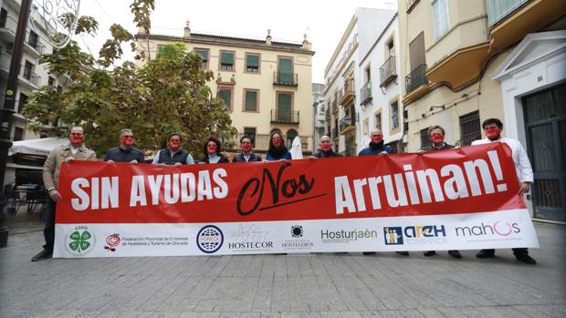 La patronal de hosteleros de Sevilla amenaza a Juanma Moreno: «No nos vamos a olvidar en las elecciones»