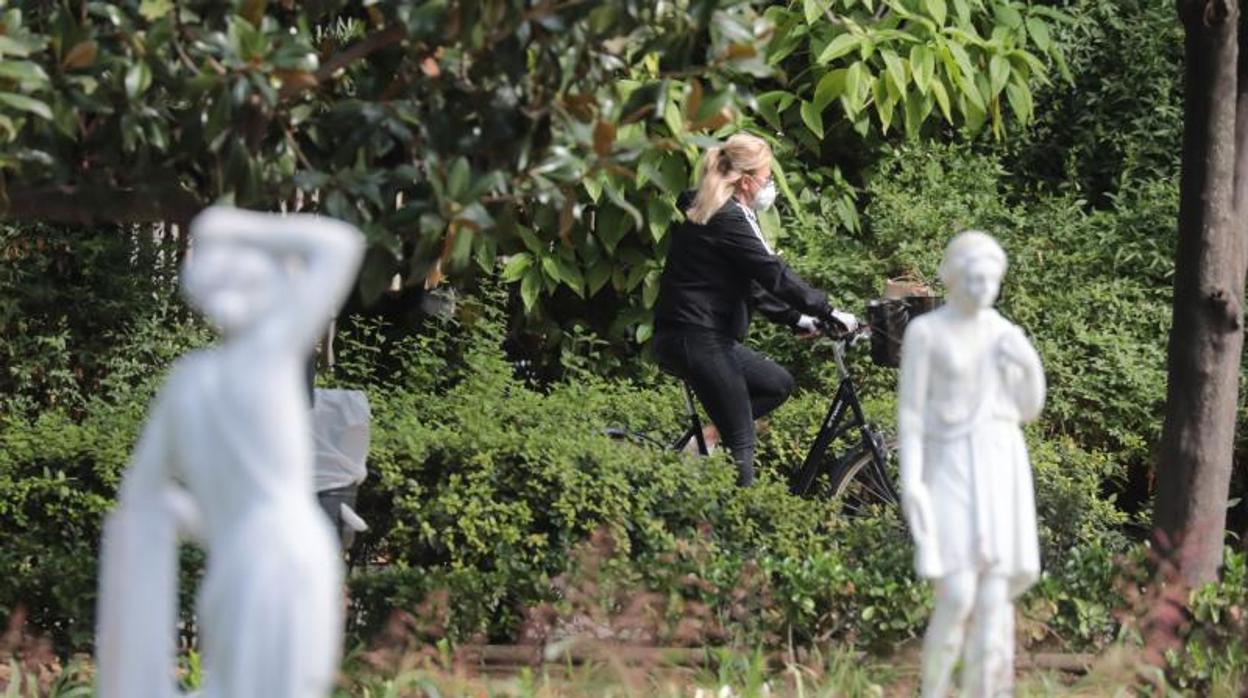 Una mujer realizando deporte con la obligatoria mascarilla