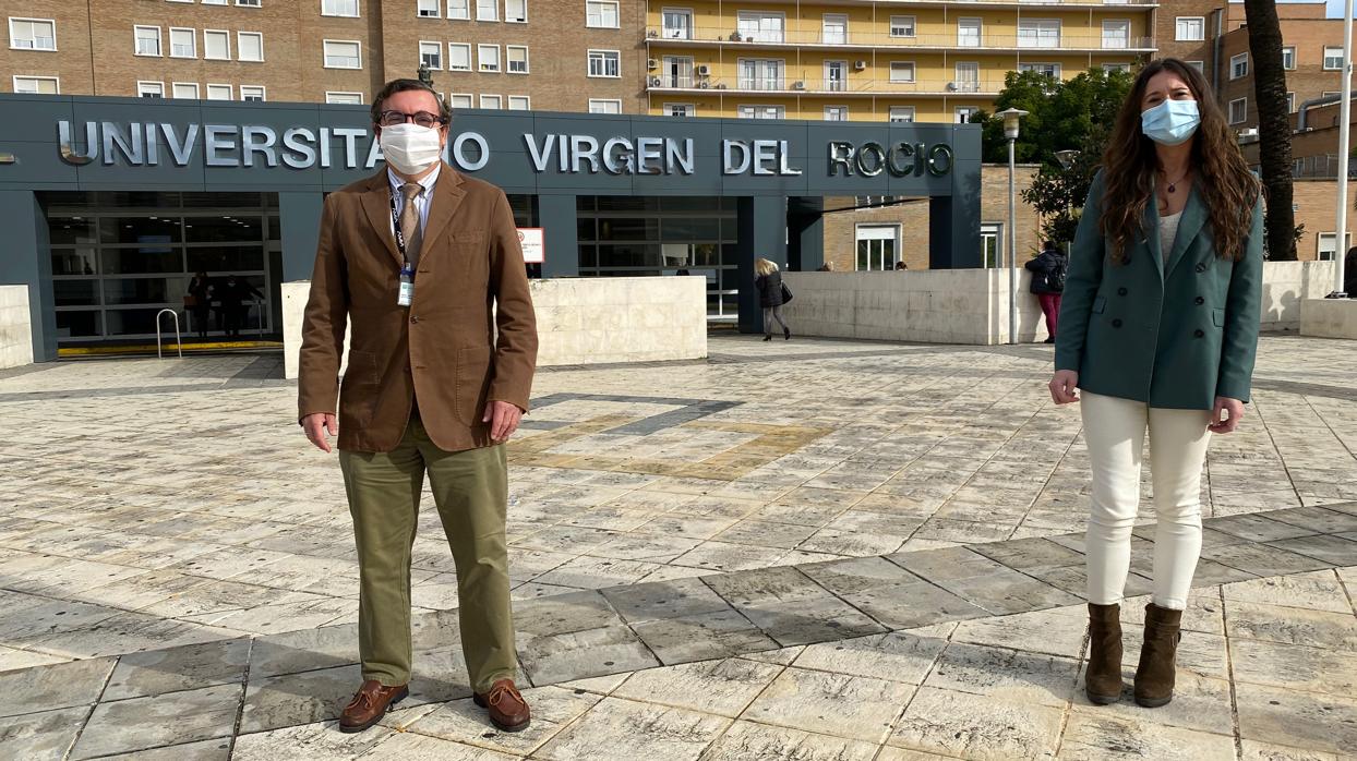 Carlos Parra y Sara González, del Grupo de Innovación Tecnológica del Hospital Virgen del Rocío