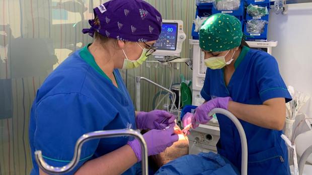 Dientes nuevos en un día (con sedación consciente) en esta clínica dental de Sevilla