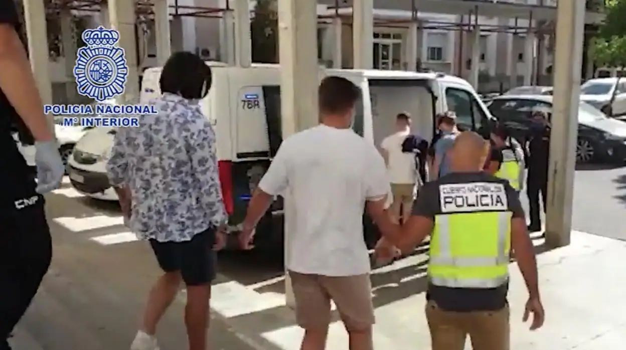 Los cuatro jóvenes detenidos por la Policía Nacional al salir de la comisaría