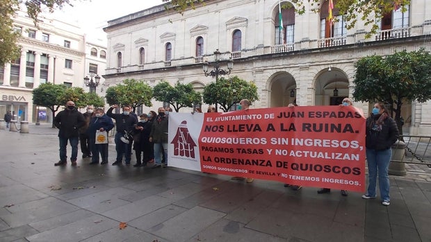 Los vendedores de prensa de Sevilla piden renovar la ordenanza para ofrecer más servicios