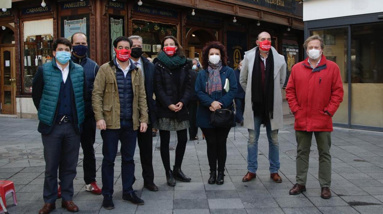 La directiva de la patronal de hosteleros en la plaza de la Campana