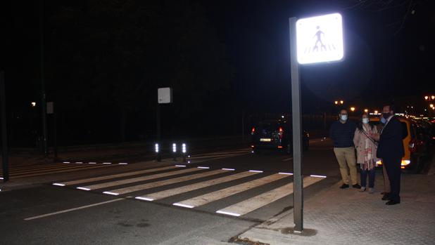 El Ayuntamiento de Sevilla estrena un nuevo paso de peatones luminoso en la avenida de la Buhaira