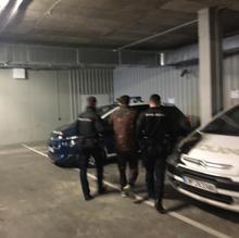 El detenido custodiado por dos agentes