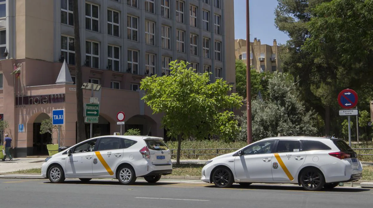 Dos taxis en una avenida de Sevilla capital