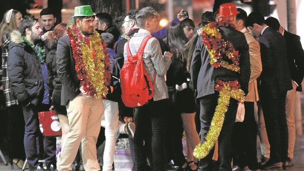 Un fin de año en Sevilla sin fiestas ni cotillones, la gota que colma el vaso de los bares de copas