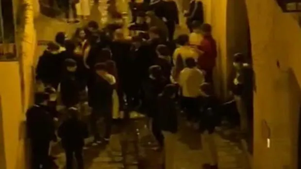 Récord de multas en Sevilla por botellonas, que la Policía Local no consigue erradicar