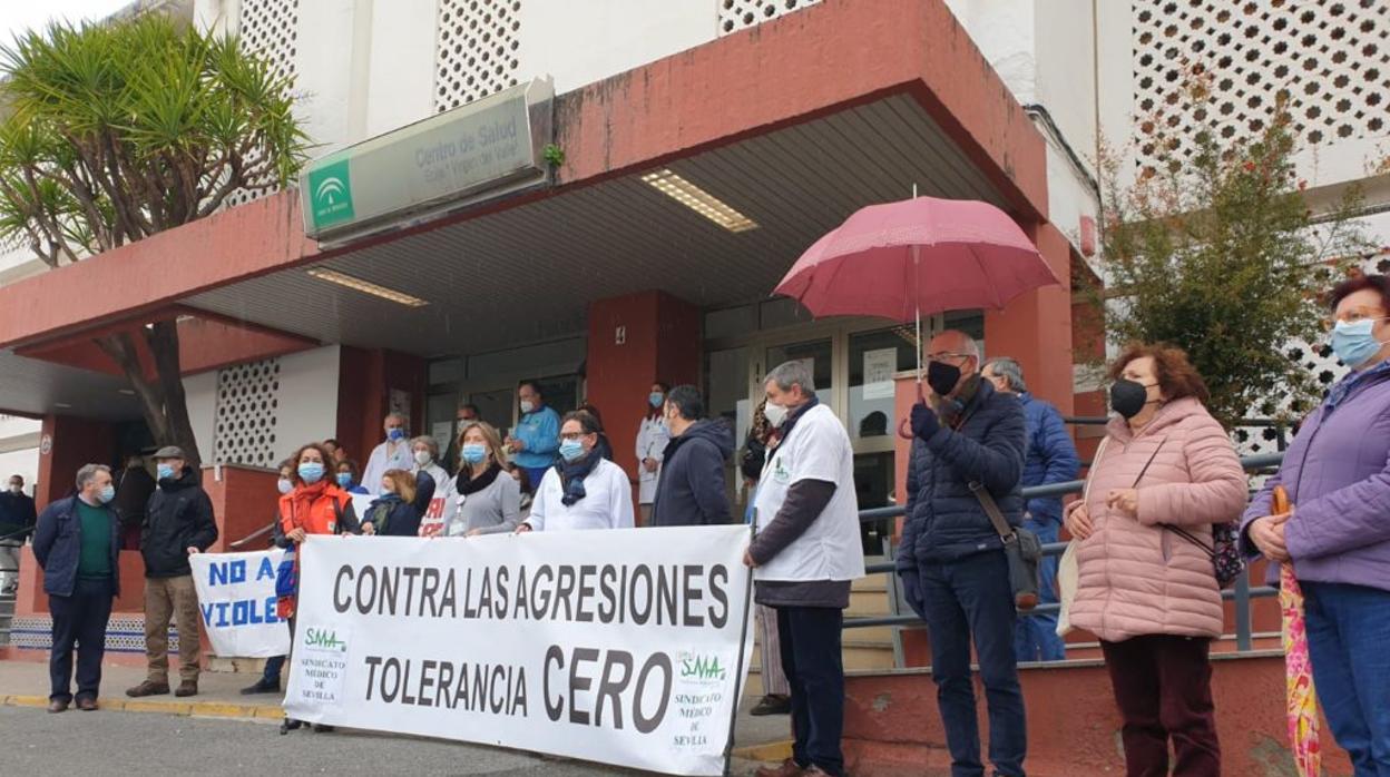 Imagen de la concentración en el centro de salud de Ecija