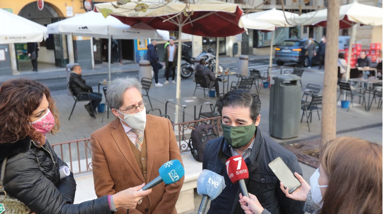 Pedro Robles y Antonio Luque atienden a la prensa