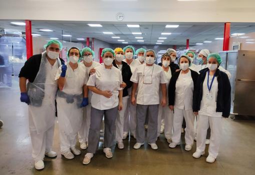 Francisco García Gamboa con el equipo de Cocina del Virgen del Rocío