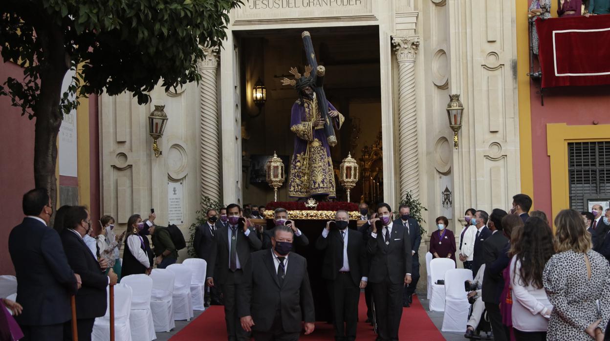 El Señor del Gran Poder saliendo a la plaza de San Lorenzo el 1 de octubre de 2020