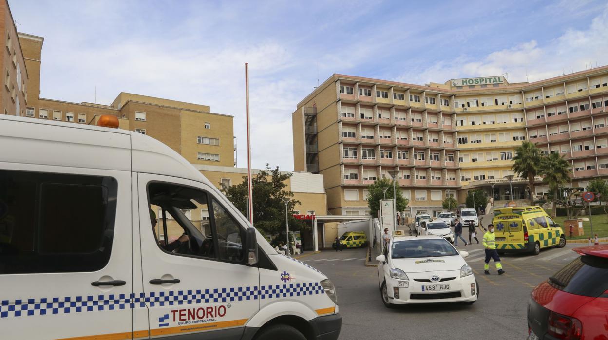 Entrada a Urgencias del Virgen del Rocío de la capital