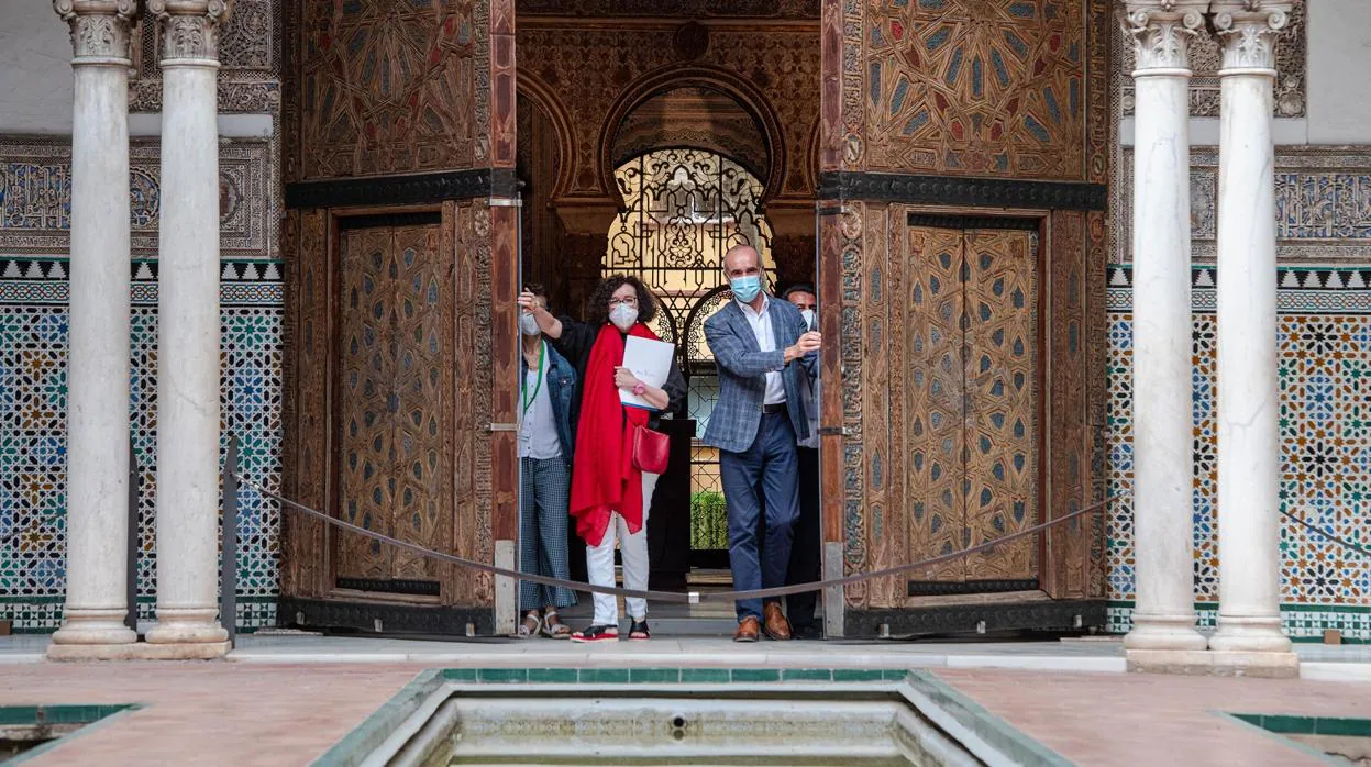 La directora del Alcázar y el delegado de Cultura abren las puertas del Patio de las Doncellas