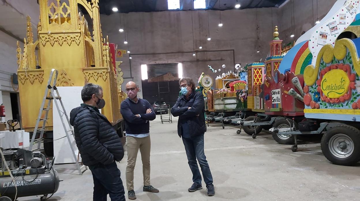 Jesús Corral, director artístico de la Cabalgata -en el centro-, en una visita reciente al pabellón del Porvenir