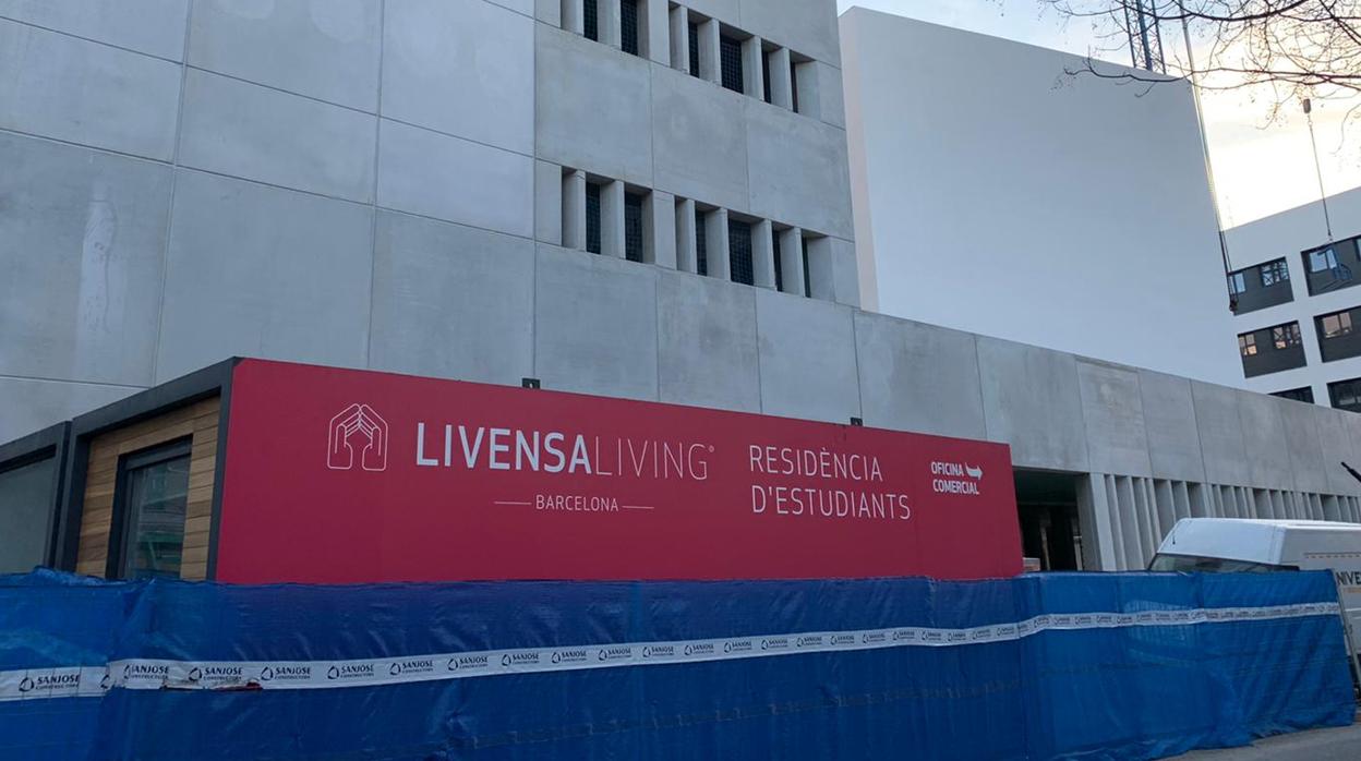 El cartel en catalán en la fachada de una residencia en Sevilla