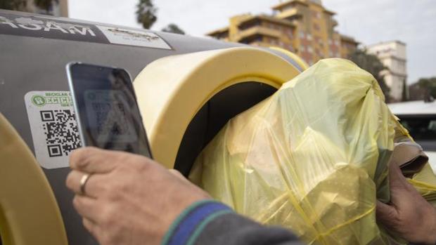 El Banco de Alimentos recibirá donaciones cada vez que un sevillano recicle y digitalice sus envases en el contenedor amarillo