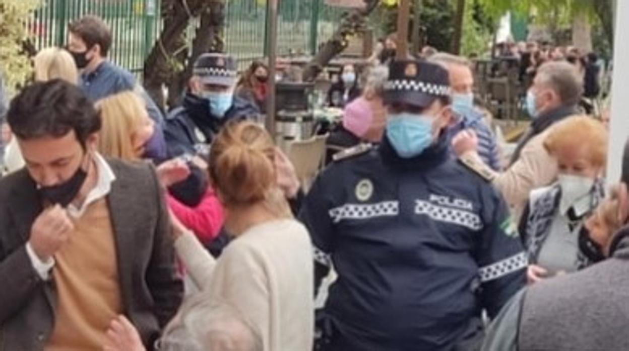 La Policía Local, actuando en el bar del parque de los Príncipes