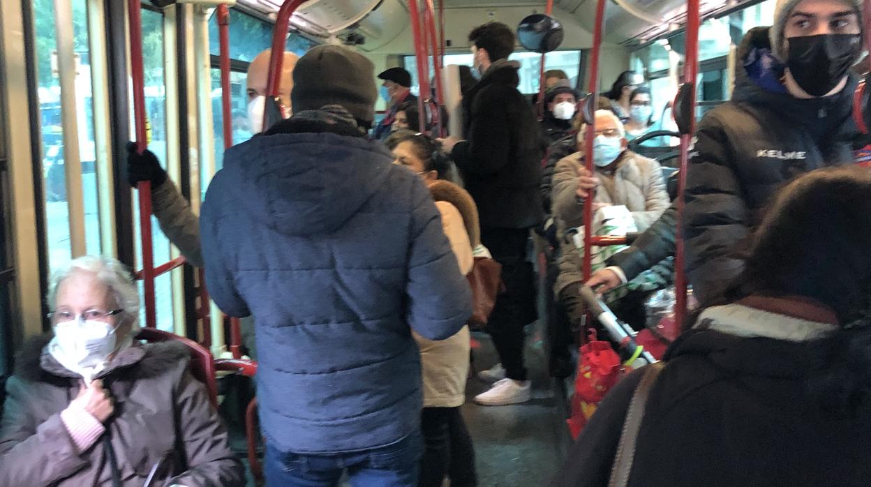 El interior de uno de los autobuses de Tussam el pasado día 7 de enero