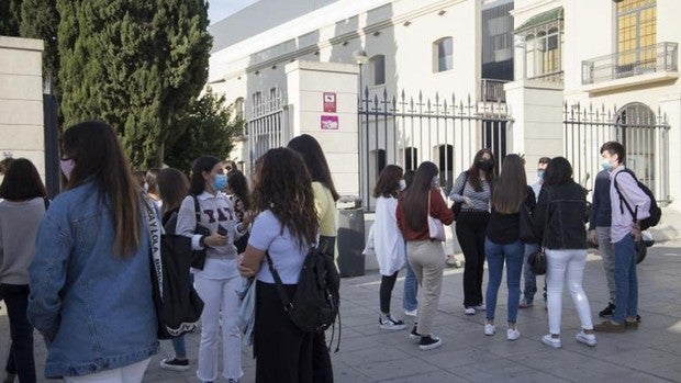 Matemáticas, Filología e Ingeniería vuelven esta misma semana a las aulas, Derecho no