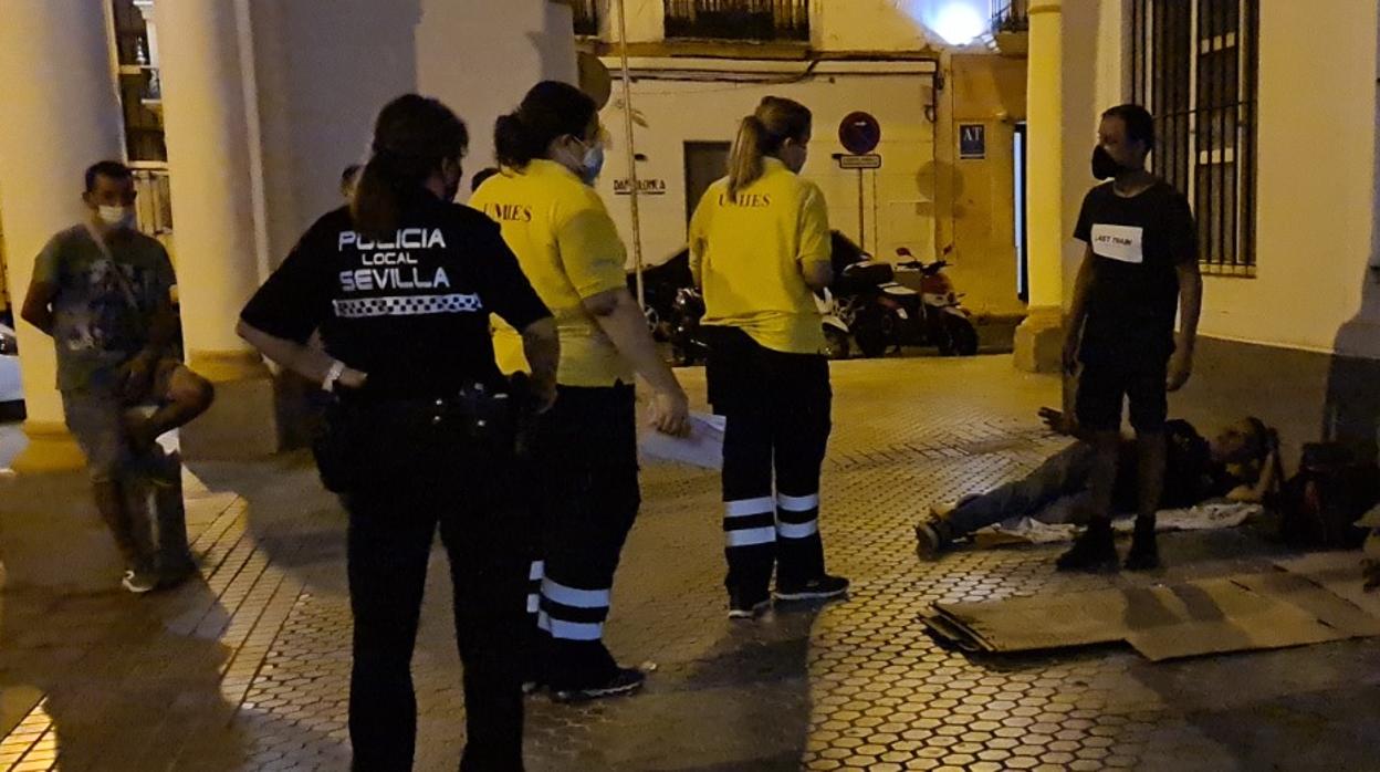 El Ayuntaniento de Sevilla incrementará además estos días el trabajo en la calle con los sin techo