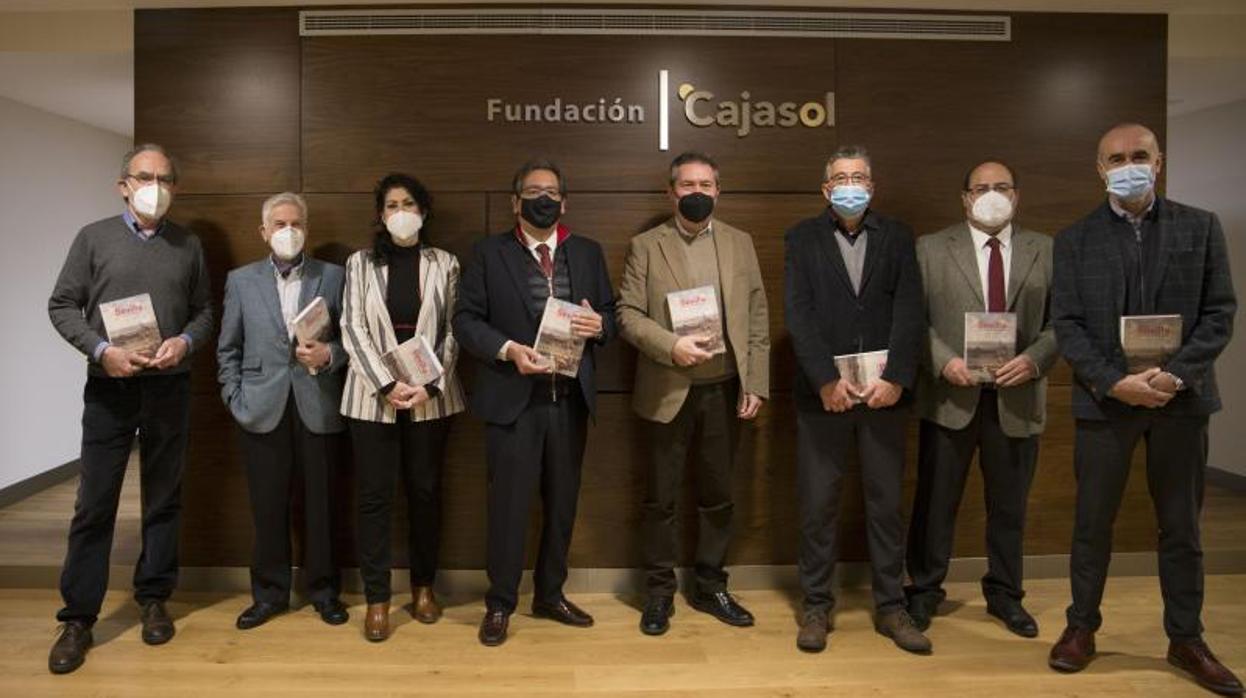 Fernando Olmedo, Antonio Collantes, Eva Díaz Pérez, Antonio Pulido, Juan Espadas, José María Feria, Francisco Ollero y Antonio Muñoz en la presentación del libro