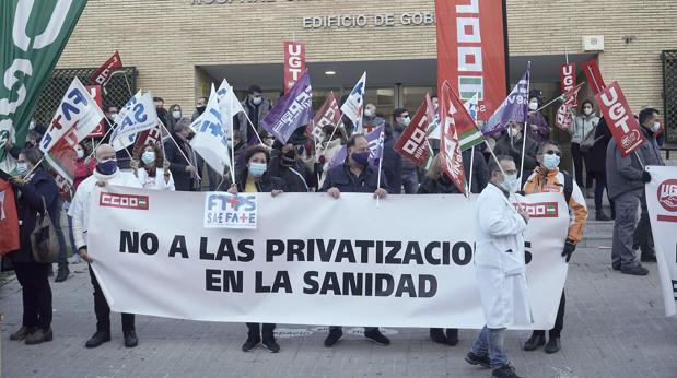 Las quejas contra el Hospital Militar de Sevilla unen a sindicatos y PSOE, que habla de «vender humo»