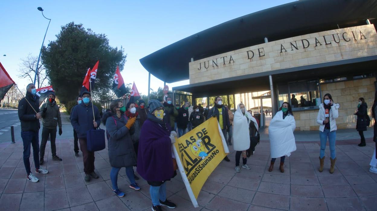 Manifestacion contra el frío en las aulas en Torretriana