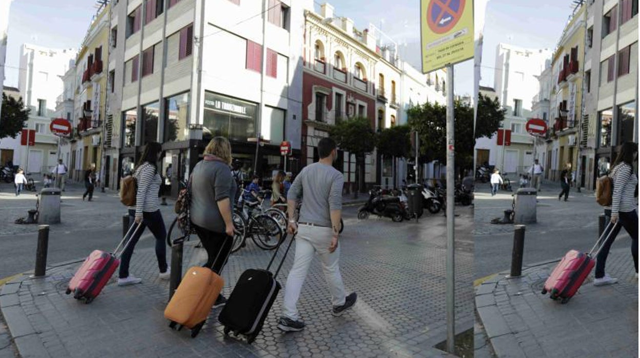 Turistas en una de las calles del Casco Histórico de Sevilla