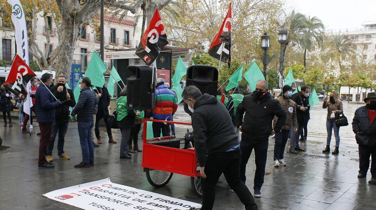 Concentración de trabajadores de Tussam en Sevilla