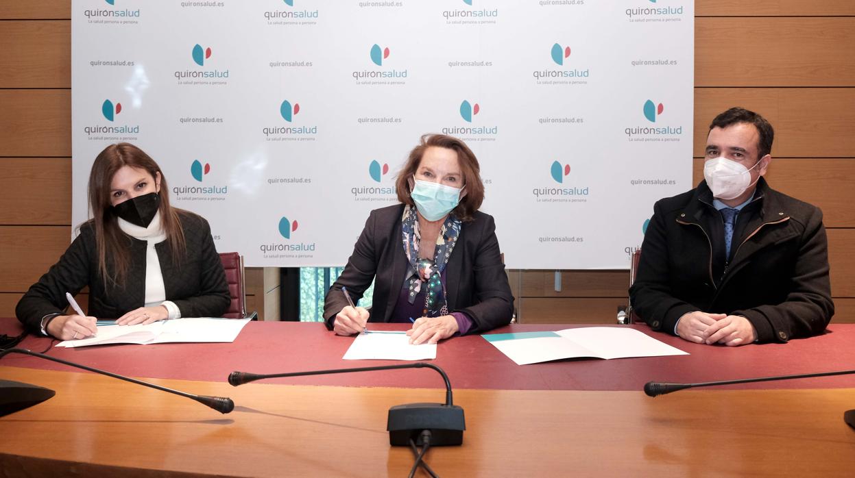 María Galera, Pilar Serrano y Adolfo López durante la firma del convenio