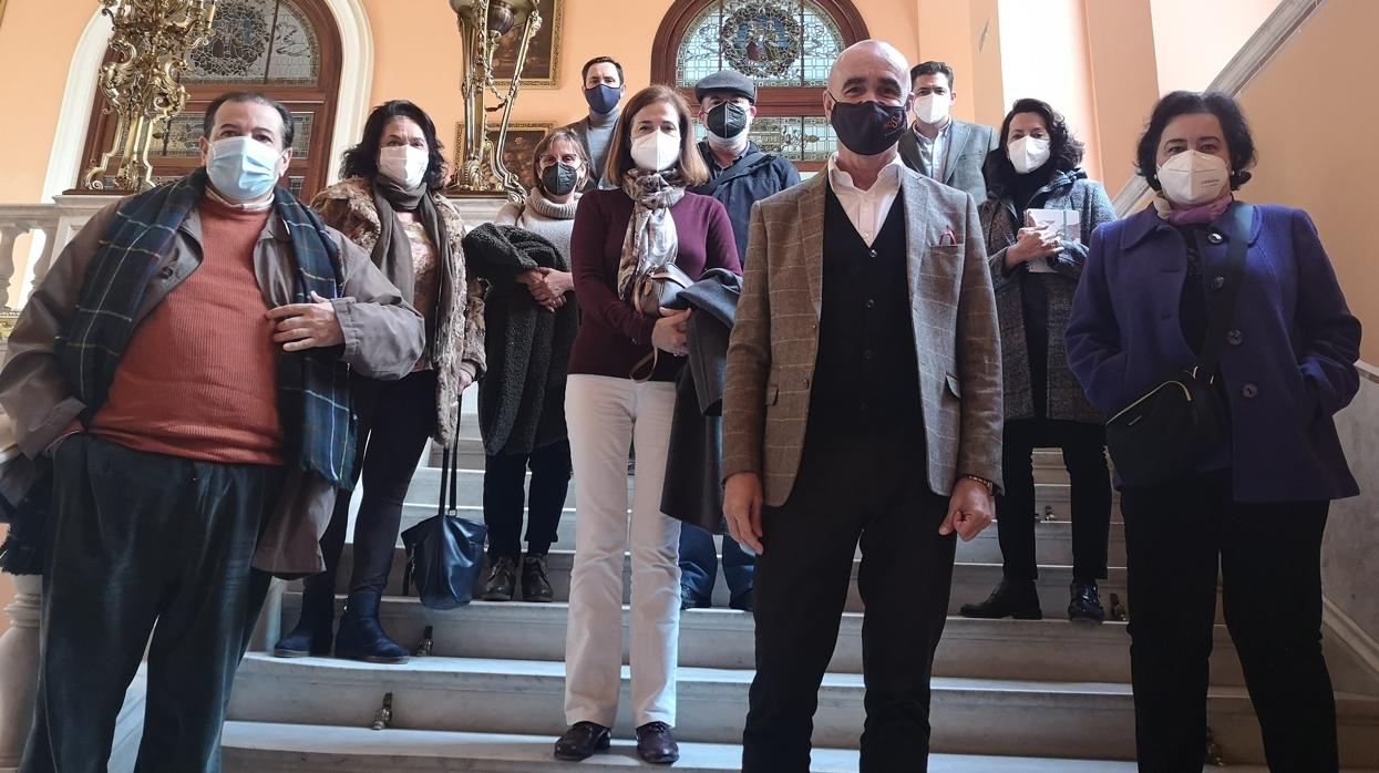 Foto de familia tras la reunión con los representantes vecinales del Casco Antiguo y de Triana