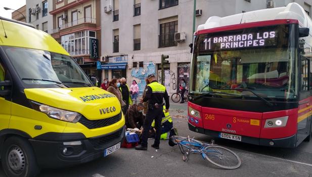 Un autobús de Tussam atropella a un ciclista en la Puerta Osario