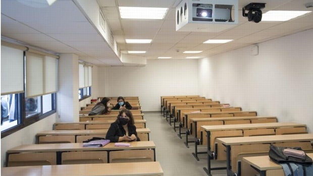 La Hispalense defiende que el nivel de contagio es menor en las aulas