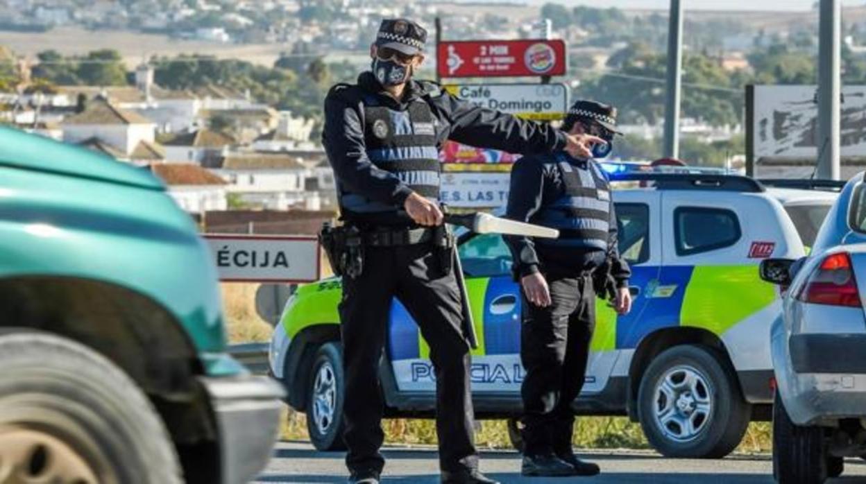 Agentes de la Policía en un control de movilidad