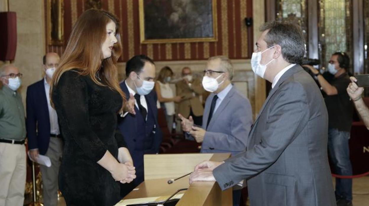 Espadas (PSOE) y Serrano (Adelante) en un acto en el Ayuntamiento