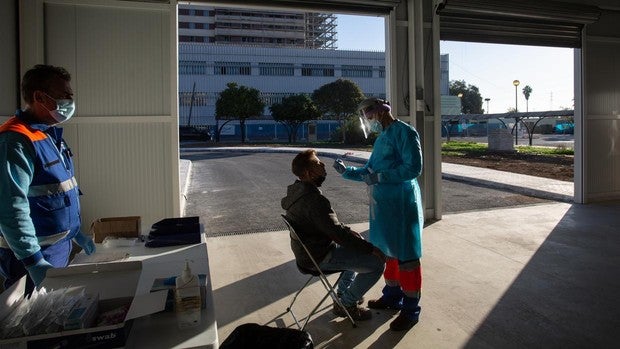 Baja el ritmo de contagios en Sevilla y el de nuevos hospitalizados por Covid