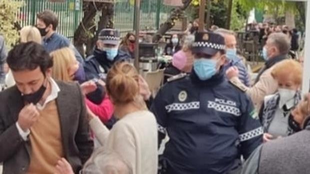 La Policía Local de Sevilla puso seis sanciones al bar tras el incidente con el concejal Cabrera