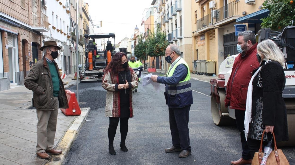 Encarnación Aguilar visitando las obras de reasfaltado en la calle Castilla