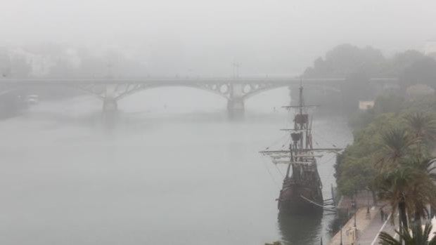 La niebla provoca en Sevilla retenciones de varios kilómetros en la SE-30 y la A-49