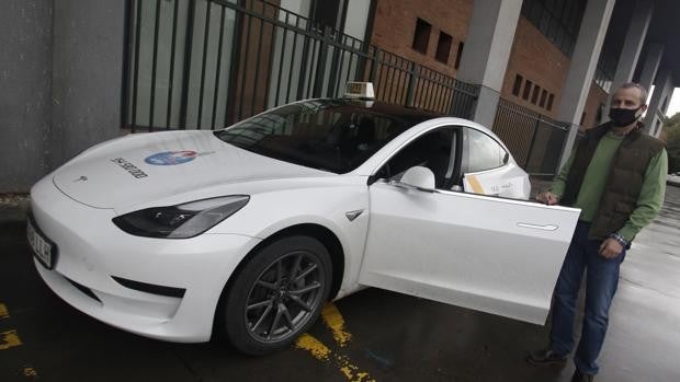 El «Tesla-taxi» ya circula en Sevilla