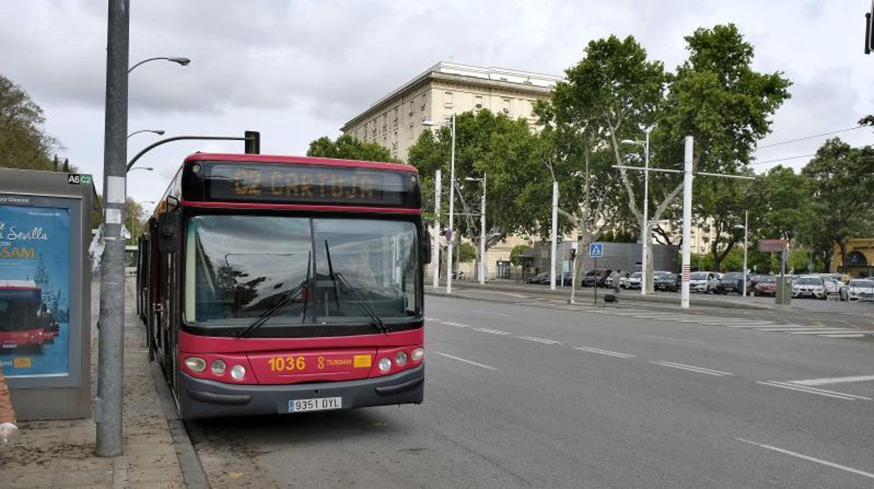 Un autobús de Tussam en el Prado