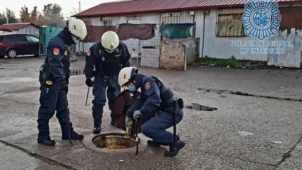 La Policía localiza a un violento atracador de mujeres escondido en un zulo en El Vacie