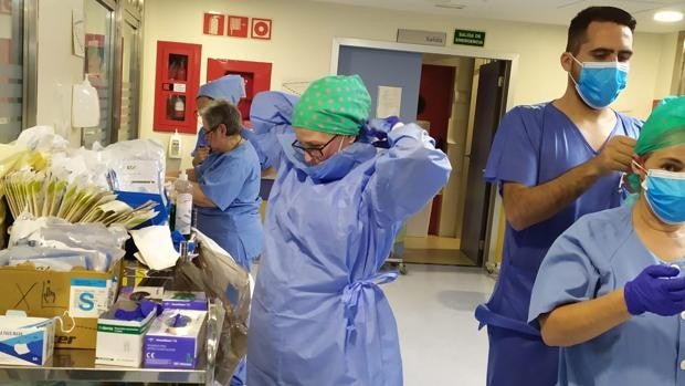 El Virgen del Rocío tiene 324 sanitarios aislados y roza el pico de la segunda ola