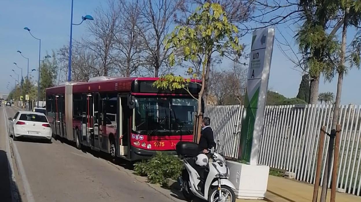 Momento del autobús en la acera del carril contrario