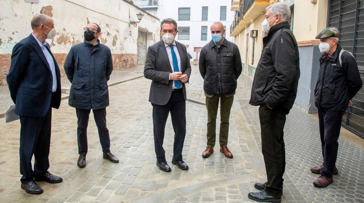 El alcalde Juan Espadas, en la inauguración de la reurbanización de la calle Becas