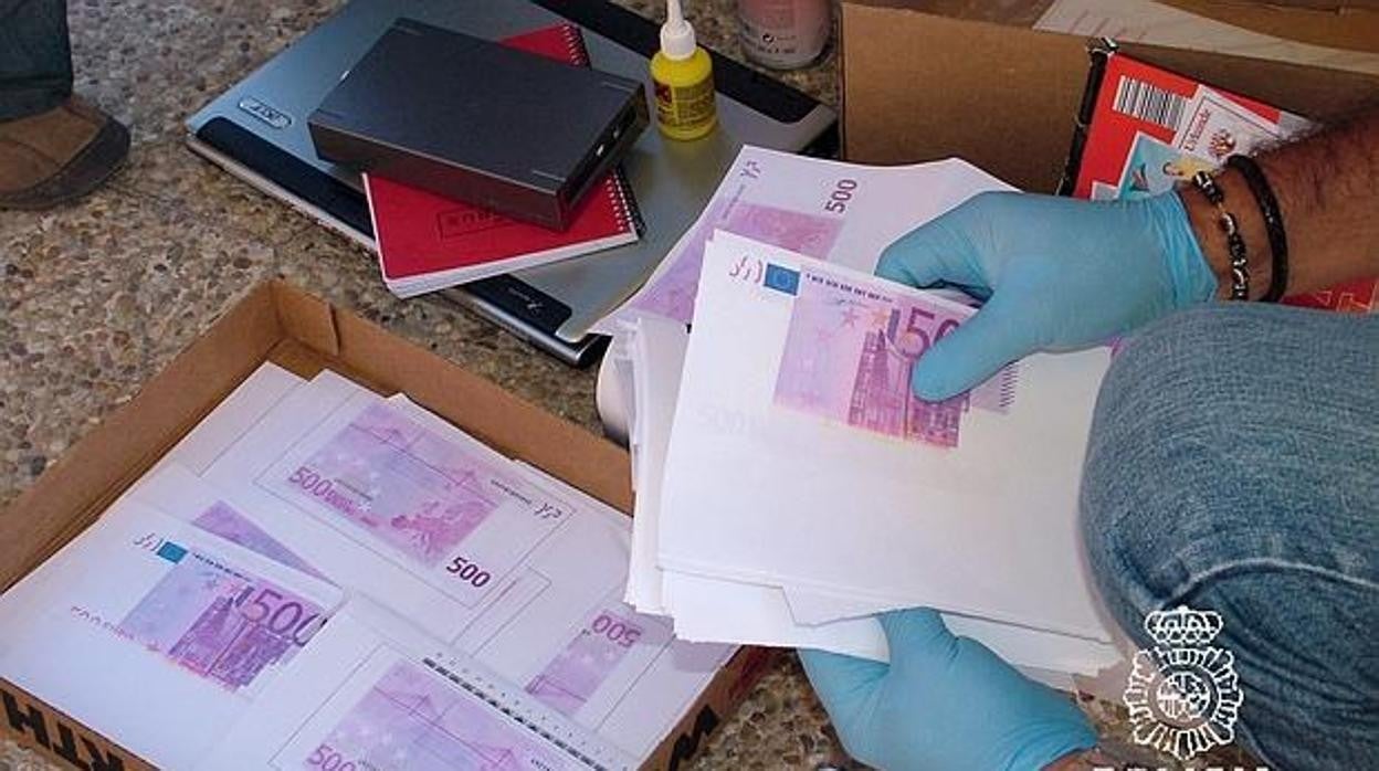 Un agente revisa copias de billetes de 500 euros en una operación anterior