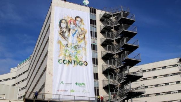 El Hospital Virgen Macarena cuelga de su fachada un cartel de 20 metros de altura con el lema «Contigo»